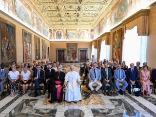 Đức Thánh Cha Lêô XIV  gặp gỡ các quan chức dân cử của Pháp (Ảnh @Truyền thông vatican)