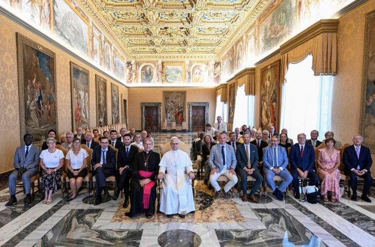 Đức Thánh Cha Lêô XIV gặp gỡ các quan chức dân cử của Pháp (Ảnh @Truyền thông vatican)