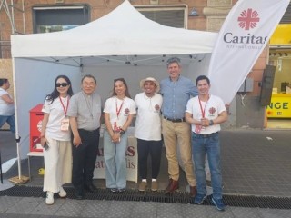 Đức Hồng y Tarcisio Isao Kikuchi (thứ hai từ trái sang) cùng với Tổng thư ký Caritas Quốc tế, ông Alistair Dutton (thứ hai từ phải sang) và các đại biểu Caritas Giới trẻ tại sự kiện Năm Thánh Giới trẻ tại Rôma vào ngày 29 tháng 7 năm 2025 (Ảnh: Kristina Millare/ CNA)