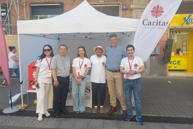 Đức Hồng y Tarcisio Isao Kikuchi (thứ hai từ trái sang) cùng với Tổng thư ký Caritas Quốc tế, ông Alistair Dutton (thứ hai từ phải sang) và các đại biểu Caritas Giới trẻ tại sự kiện Năm Thánh Giới trẻ tại Rôma vào ngày 29 tháng 7 năm 2025 (Ảnh: Kristina Millare/ CNA)