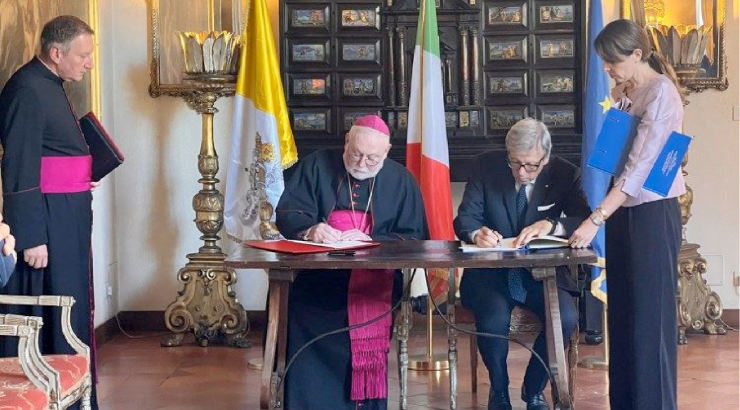 Vào ngày 31 tháng 7, tại Cung điện lịch sử Palazzo Borromeo, Tòa thánh và Cộng hòa Ý đã ký kết một thỏa thuận mang tính bước ngoặt để xây dựng một hệ thống nông-điện tại Santa Maria Di Galeria (Ảnh: Truyền thông Vatican)