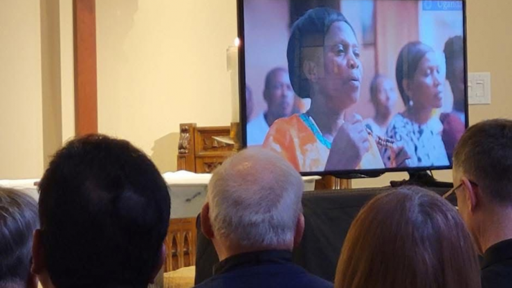 Các bạn trẻ cùng nhau đọc kinh Mân Côi (Ảnh: Vatican News)