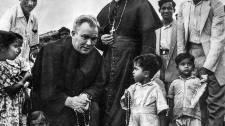 Đấng Đáng Kính Patrick Peyton bên các bạn trẻ  (Ảnh: Vatican News)