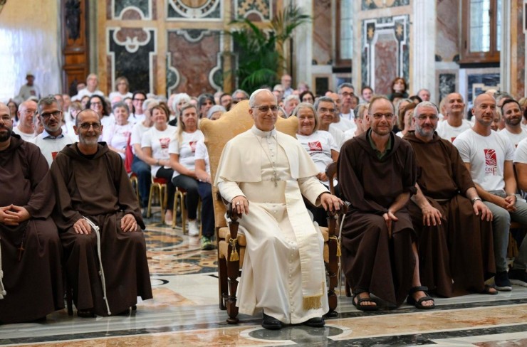 Đức Thánh Cha Lêô XIV đã tiếp đón các thành viên của ‘Opera San Francesco per i Poveri’ tại Vatican (Ảnh: Vatican News)