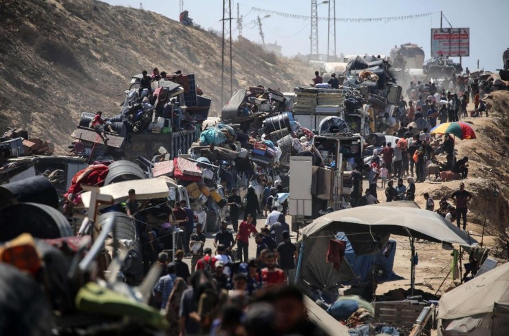 Người dân Palestine chạy trốn khỏi thành phố Gaza (Ảnh: AFP)