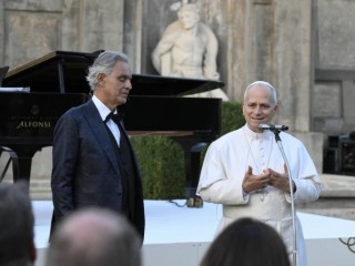 Hôm thứ Sáu, ngày 5 tháng 9 năm 2025, Đức Thánh Cha Lêô XIV đã chính thức khánh thành Làng Laudato Si’ tại Castel Gandolfo với buổi cử hành phụng vụ nhấn mạnh “ơn gọi” của mỗi người trong việc chăm sóc công trình sáng tạo, sau đó là phần trình diễn của Andrea Bocelli (Ảnh: Truyền thông Vatican)