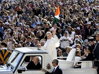 Đức Thánh Cha Lêô XIV chào đón các tín hữu tại sư kiên Năm Thánh dành cho Giáo lý viên tại Vatican, Thứ Bảy, ngày 27 tháng 9 năm 2025 (Ảnh: Truyền thông Vatican)