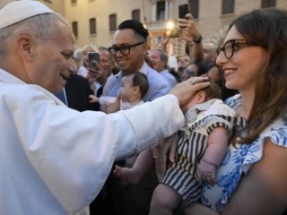 Đức Thánh Cha Lêô XIV  chào đón các gia đình tại Vatican (Ảnh: Truyền thông Vatican)