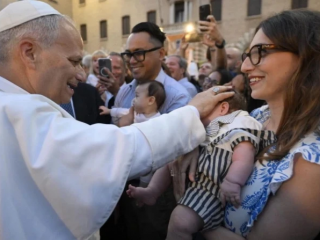 Đức Thánh Cha Lêô XIV chào đón các gia đình tại Vatican (Ảnh: Truyền thông Vatican)