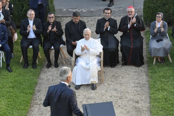 Ca sĩ người Ý Andrea Bocelli, một trong những khách mời được mời tham dự lễ khánh thành Làng Laudato Si' tại Castel Gandolfo vào ngày 5 tháng 9 năm 2025, đã tặng Đức Thánh Cha một bài hát để đánh dấu sự kiện này (Ảnh: Truyền thông Vatican)