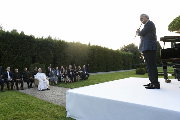 Andrea Bocelli trình diễn sáo trước Đức Thánh Cha Lêô và các vị khách trong lễ khánh thành chính thức Làng Laudato Si' tại Castel Gandolfo vào ngày 5 tháng 9 năm 2025 (Ảnh: Truyền thông Vatican)