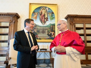 Đức Thánh Cha Lêô XIV tiếp kiên Tổng thống Israel Isaac Herzog tại thư viện thuộc Điện Tông Tòa tại Vatican vào ngày 4 tháng 9 năm 2025 (Ảnh: CNS/ Truyền thông Vatican)