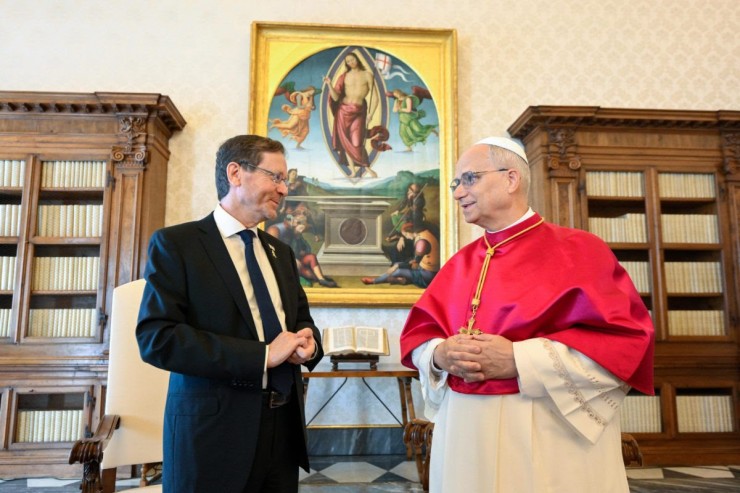 Đức Thánh Cha LêôXIV tiếp kiên Tổng thống Israel Isaac Herzog tại thư viện thuộc Điện Tông Tòa tại Vatican vào ngày 4 tháng 9 năm 2025 (Ảnh: CNS/ Truyền thông Vatican)