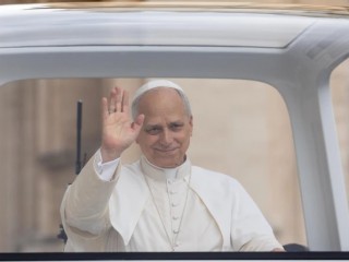 Đức Thánh Cha Lêô XIV vẫy tay chàocác tín hữu tại Quảng trường Thánh Phêrô tại Vatican trong buổi tiếp kiến ​​chung hàng tuần của ngài vào ngày 24 tháng 9 năm 2025 (Ảnh: Truyền thông Vatican)