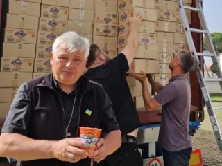 Đức Hồng y Konrad Krajewski bên chiếc xe chở hàng viện trợ nhân đạo cho Ukraine