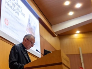 Đức Hồng y Pietro Parolin phát biểu tại buổi công bố “Báo cáo Tự do Tôn giáo trên Thế giới năm 2025” của Tổ chức Hỗ trợ các Giáo hội Khó khăn tại Vatican vào ngày 21 tháng 10 năm 2025 (Ảnh: Daniel Ibáñez/ CNA)