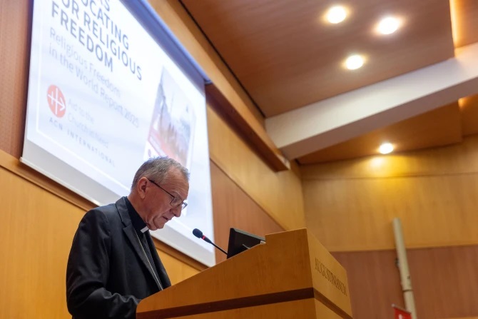 Đức Hồng y Pietro Parolin phát biểu tại buổi công bố “Báo cáo Tự do Tôn giáo trên Thế giới năm 2025” của Tổ chức Hỗ trợ các Giáo hội Khó khăn tại Vatican vào ngày 21 tháng 10 năm 2025 (Ảnh: Daniel Ibáñez/ CNA)