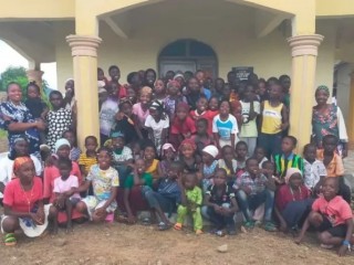 Trẻ em tại Giáo phận Jalingo ở Nigeria đã cùng nhau quy tụ vào dịp Lễ Đức Mẹ Mân Côi vào ngày 7 tháng 10 năm 2025 để tham gia chiến dịch cầu nguyện “Một triệu Trẻ em đọc Kinh Mân Côi”, được tổ chức tại các giáo xứ, nhà nguyện và các khu vực mục vụ trên toàn Giáo phận (Ảnh: ACN)