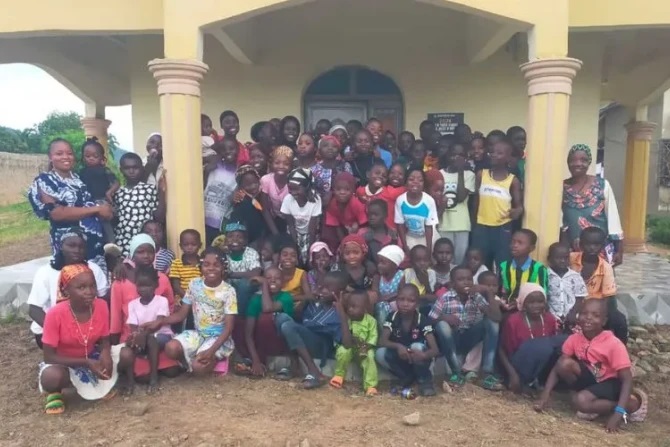Trẻ em tại Giáo phận Jalingo ở Nigeria đã cùng nhau quy tụ vào dịp Lễ Đức Mẹ Mân Côi vào ngày 7 tháng 10 năm 2025 để tham gia chiến dịch cầu nguyện “Một triệu Trẻ em đọc Kinh Mân Côi”, được tổ chức tại các giáo xứ, nhà nguyện và các khu vực mục vụ trên toàn Giáo phận (Ảnh: ACN)