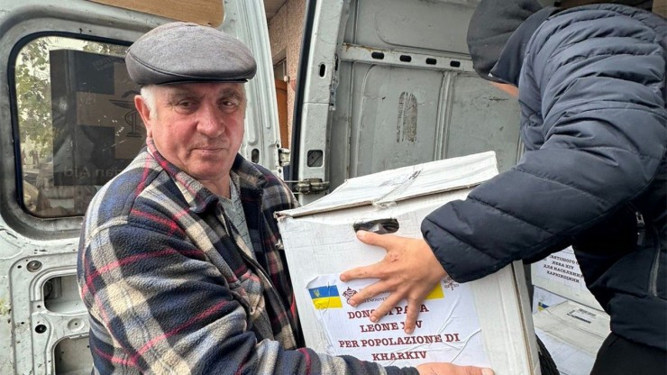 Hàng viện trợ được chuyển đến Ukraina (Ảnh: Vatican News)