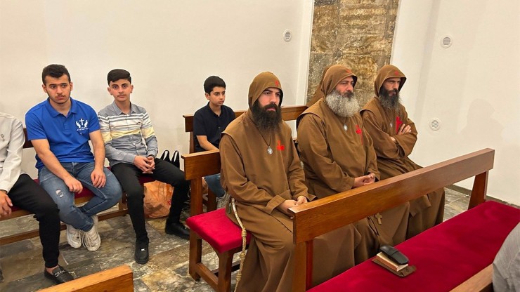 Các tu sĩ và giáo dân tham dự lễ tái thánh hiến nhà thờ lịch sử Al-Tahira ở Mosul