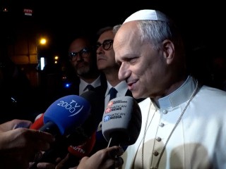 Đức Thánh Cha Lêô XIV  biểu với các nhà báo tại Castel Gandolfo (@ Truyền thông Vatican)