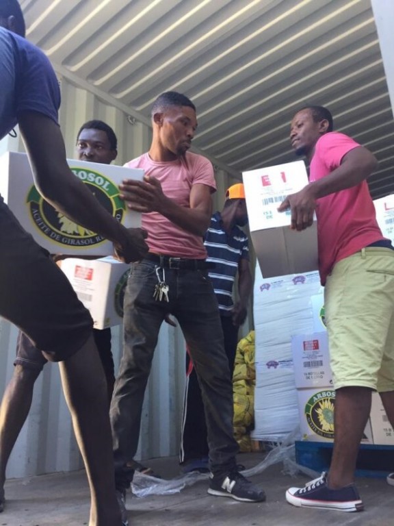 Chào đón và hỗ trợ người dân bị ảnh hưởng (Ảnh tư liệu)