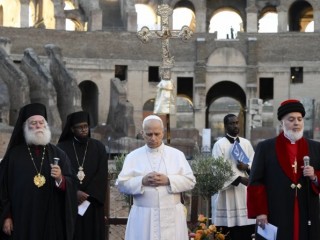 Khoảng 300 đại diện của các tôn giáo và nền văn hóa trên thế giới đã cùng với Đức Thánh Cha Lêô XIV tham dự buổi cầu nguyện đại kết  cầu nguyện cho hòa bình vào buổi tối, do Cộng đồng Sant’Egidio tổ chức, tại Đấu trường La Mã ở Rôma vào ngày 28 tháng 10 năm 2025 (Ảnh: Truyền thông Vatican)