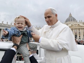 Đức Thánh Cha XIV chúc lành cho một em bé trong buổi tiếp kiến ​​chung tại Quảng trường Thánh Phêrô, Vatican vào thứ Tư, ngày 22 tháng 10 năm 2025 (Ảnh: Truyền thông Vatican)