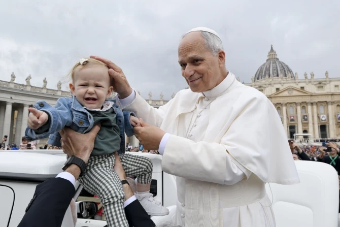 Đức Thánh Cha XIV chúc lành cho một em bé trong buổi tiếp kiến chung tại Quảng trường Thánh Phêrô, Vatican vào thứ Tư, ngày 22 tháng 10 năm 2025 (Ảnh: Truyền thông Vatican)