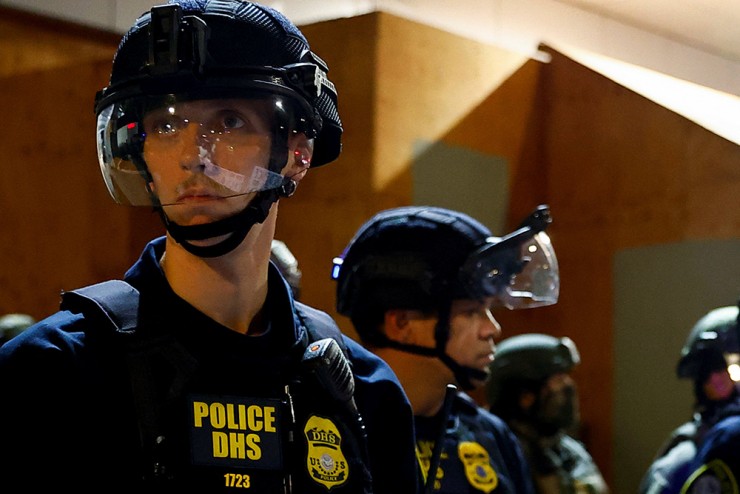 Các quan chức thực thi pháp luật liên bang đối đầu với những người biểu tình bên ngoài cơ sở Thực thi Di trú và Hải quan (ICE) của Oregon tại Portland, Oregon, ngày 3 tháng 10 năm 2025 (Ảnh: OSV News/ Reuters/ John Rudoff)