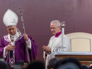 Đức Thánh Cha Lêô XIV cử hành hành Thánh lễ cầu nguyện cho các tín hữu đã qua đời tại Nghĩa trang Verano của Rôma vào ngày 2 tháng 11 năm 2025 (Ảnh: Daniel Ibáñez)