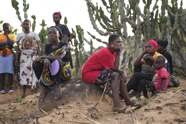 Phụ nữ thương tiếc cái chết của một thành viên trong gia đình sau vụ tấn công của các tay súng Hồi giáo ở miền bắc trung bộ Nigeria nhằm vào một cộng đồng nông dân Kitô giáo vào ngày 15 tháng 4 năm 2025 (Ảnh: Samson Omale/ AP)