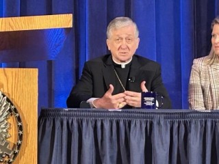 Đức Hồng y Blase Cupich Địa phân Chicago mô tả trí tuệ nhân tạo (AI) là "cuộc cách mạng công nghiệp" của Đức Giáo hoàng Lêô XIV tại diễn đàn của Đại học Georgetown vào ngày 30 tháng 10 năm 2025 (Ảnh: Madalaine Elhabbal/ CNA)