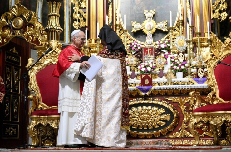 Đức Thượng phụ Sahak II và Đức Thánh Cha Lêô XIV trong chuyến viếng thăm Nhà thờ Chính tòa Mẹ Thiên Chúa thuộc Giáo hội Tông truyền Armenia ở Istanbul  (Ảnh @ Truyền thông Vatican)