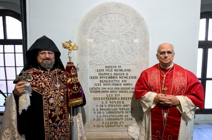Đức Thượng phụ Sahak II Marshalian và Đức Thánh Cha Lêô XIV  đứng cạnh tấm bia kỷ niệm chuyến Tông du (Ảnh @ Truyền thông Vatican)