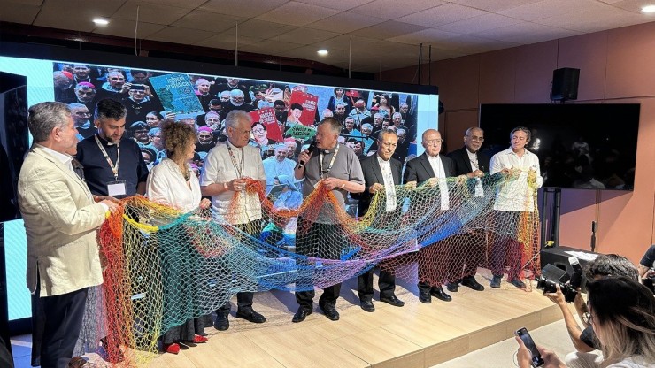 Các Hồng y đại diện Nam Bán Cầu tham dự sự kiện đã trao tặng một chiếc lưới đánh cá