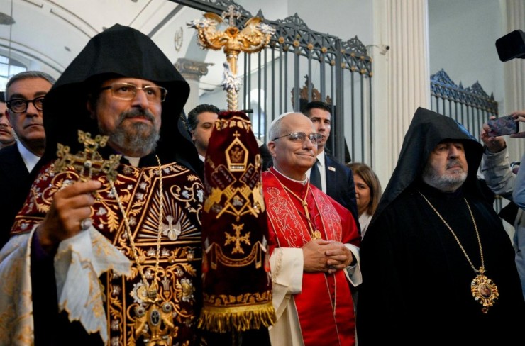 Đức Thượng phụ Sahak II và Đức Thánh Cha Lêô XIV tại Nhà thờ Mẹ Thiên Chúa thuojc Gióa hội Tông truyền Armenia (Ảnh @ Truyền thông Vatican)