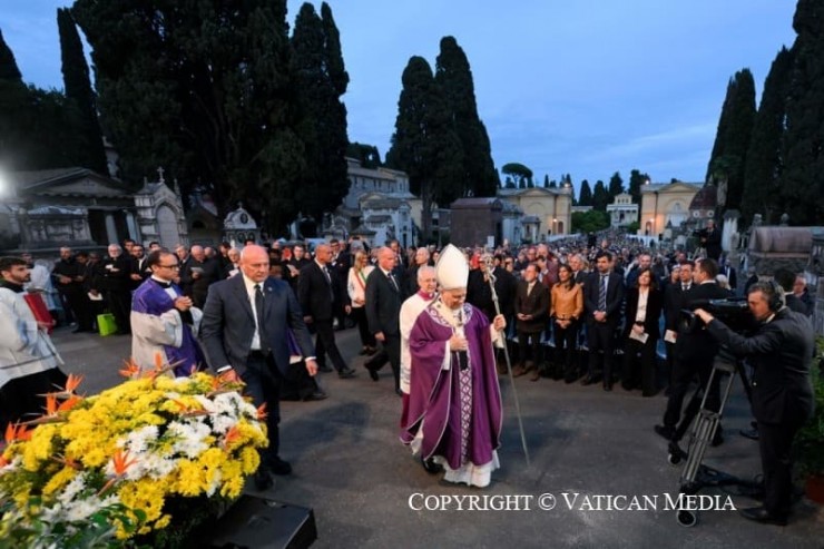Đức Thánh Cha Lêô XIV cử hành Thánh lễ tại nghĩa trang Campo Verano của Rôma, ngày 2 tháng 11 năm 2025 (Ảnh: Truyền thông Vatican)
