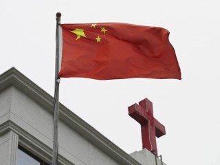 Bức ảnh này được chụp vào ngày 15 tháng 1 năm 2024, cho thấy một lá cờ Trung Quốc tung bay bên dưới cây thánh giá trên một nhà thờ Kitô giáo ở Bình Đàm, tỉnh Phúc Kiến, đông nam Trung Quốc (Ảnh: GREG BAKER/ AFP qua Getty Images)