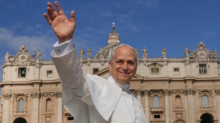 Đức Thánh Cha Lêô XIV tại Quảng trường Thánh Phêrô tại Vatican trước Thánh lễ khai mạc Triều đại giáo hoàng của ngài, Chủ Nhật, ngày 18 tháng 5 năm 2025 (Ảnh: Andrew Medichini)