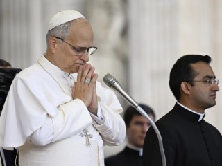 Đức Thánh Cha Lêô XIV  cầu nguyện trong buổi tiếp kiến ​​chung vào ngày 24 tháng 9 năm 2025, tại Quảng trường Thánh Phêrô, Vatican (Ảnh: Truyền thông Vatican)