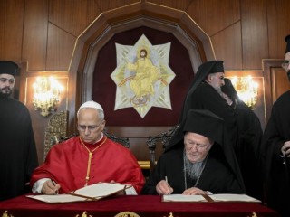 Đức Thánh Cha Lêô XIV và Đức Thượng phụ Đại kết Bartholomew I của Tòa Thượng phụ Constantinople ký tuyên bố chung tại Cung điện của Tòa Thượng phụ Chính thống giáo Chính thống giáo ở Istanbul, Thổ Nhĩ Kỳ, vào ngày 29 tháng 11 năm 2025 (Ảnh: Truyền thông Vatican)