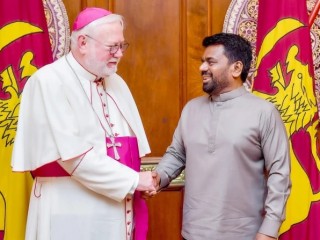 Đức Tổng giám mục Paul Richard Gallagher, Ngoại Trưởng tòa Thánh, gặp gỡ Tổng thống Sri Lanka Anura Kumara Dissanayake tại Văn phòng Tổng thống ở Colombo vào ngày 4 tháng 11 năm 2025 (Ảnh: Santosh Digal)