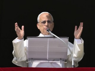 Đức Thánh Cha Lêô XIV phát biểu tại Quảng trường Thánh Phêrô, Vatican đọc kinh Truyền tin vào ngày 2 tháng 11 năm 2025 (Ảnh: Truyền thông Vatican)