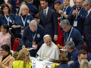 Đức Thánh Cha Lêô XIV dùng bữa trưa với những người có hoàn cảnh khó khăn tại Vatican vào ngày 16 tháng 11 năm 2025 (Ảnh: Daniel Ibáñez)