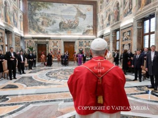 Đức Thánh Cha Lêô XIV nhận Ủy nhiệm thư từ các đại sứ vào thứ Bảy, ngày 6 tháng 12 năm 2025 (Ảnh © Truyền thông Vatican)