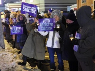 Các nhà hoạt động vì quyền của người khuyết tật ở Buffalo, New York, tham gia buổi thắp nến tưởng niệm phản đối việc hỗ trợ tự tử (Ảnh: Liên minh New York chống trợ tử)