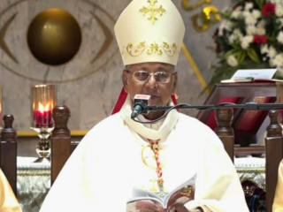 Đức Hồng Y Malcolm Ranjith giảng bài trong Thánh lễ nửa đêm Giáng sinh tại Colombo, Sri Lanka, ngày 24 tháng 12 năm 2025 (Ảnh: RVA)