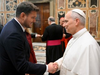 Đức Thánh Cha Lêô XIV  chào đón ca sĩ Michael Bublé (Ảnh @ Truyền thông Vatican)